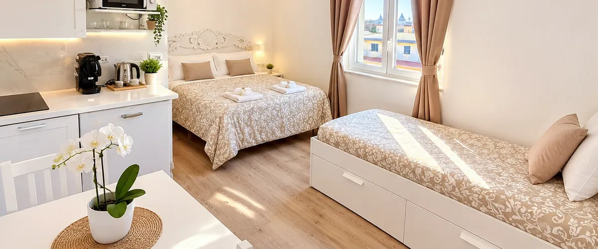 Camera 1 in via Foria: letto matrimoniale, letto singolo e finestra sulla città