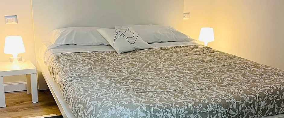 Camera 4 in via Foria: letto matrimoniale con la luce del lucernario