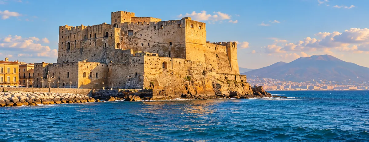 Castel dell’Ovo sul mare, lungo il lungomare di Napoli